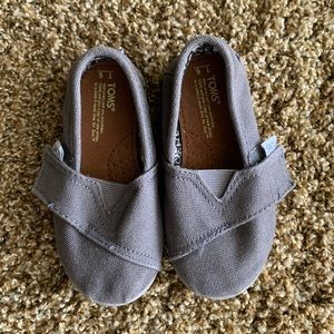 6c grey toms
